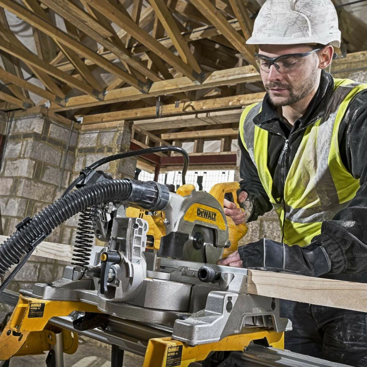 Coupon š DeWalt DWS777-GB 216mm Sliding Compound Mitre Saw 1800W 240V ā - Image 6